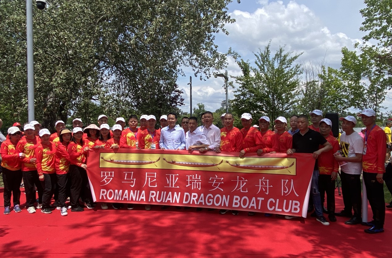 “浓情端午.弘扬传统”龙舟竞渡活动，在罗马尼亚首都布加勒斯特北部赫勒斯特勒乌湖上热闹开赛。这也是华侨华人初次在罗马尼亚举办龙舟竞渡。
